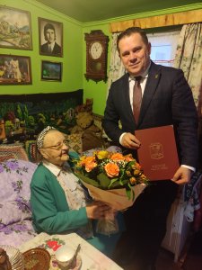 Helena Szalbot z burmistrzem Tomaszem Bujokiem
